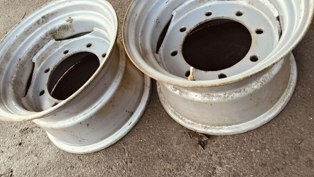 Felgi do koparki przyczepy przód r18 cali 8 otworów używane
