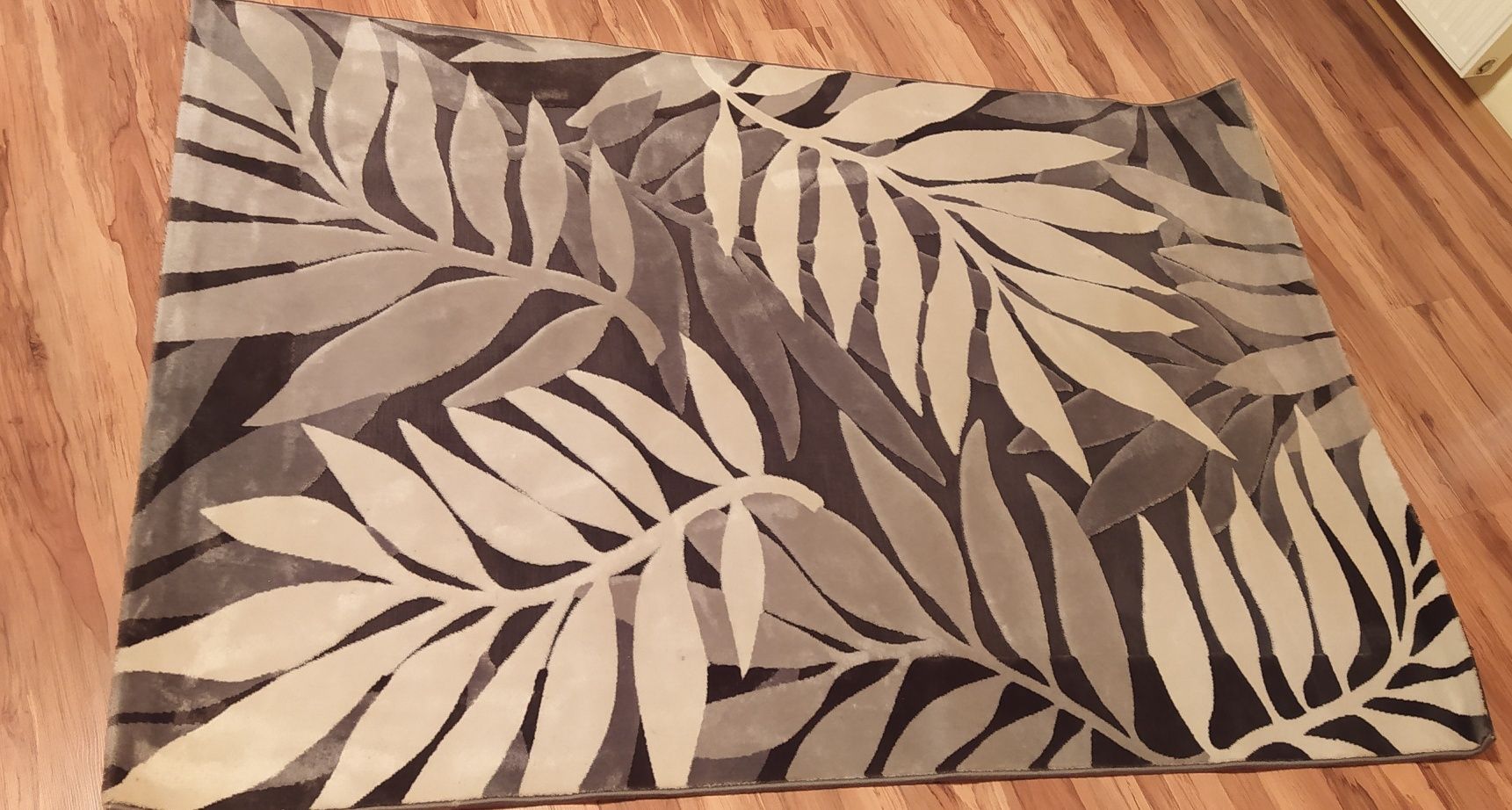 Nowoczesny dywan z krótkim włosiem, liście, odcienie szarości 130/190