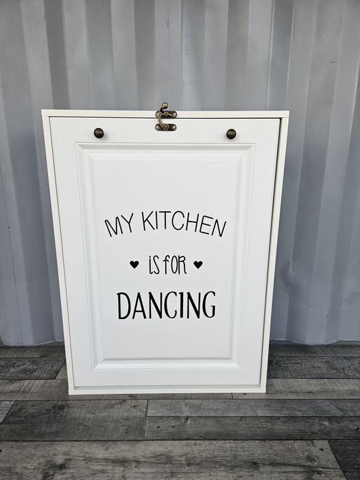 Wiszący biały regał z biurkiem