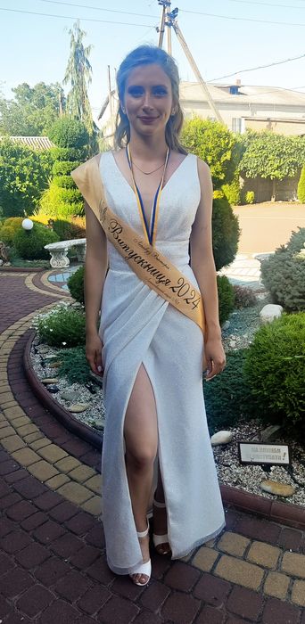 Вечірня сукня білого кольору