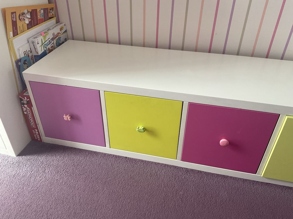 Mała kolorowa komoda do pokoju dziecięcego robiona na zamówienie