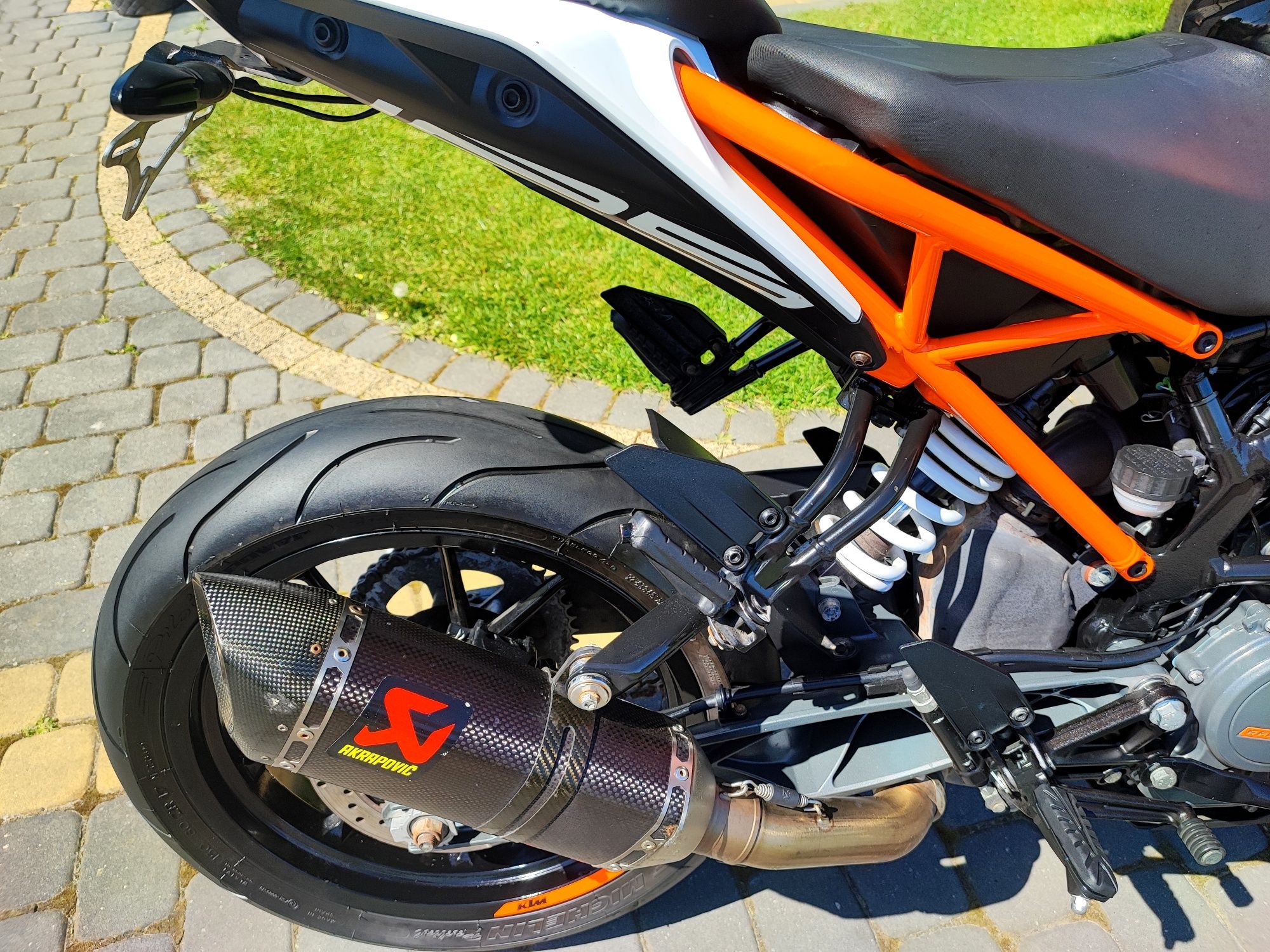 KTM Duke 125 ABS Kat B A1 Ideał AKRAPOVIC Nowe Opony Dodatki