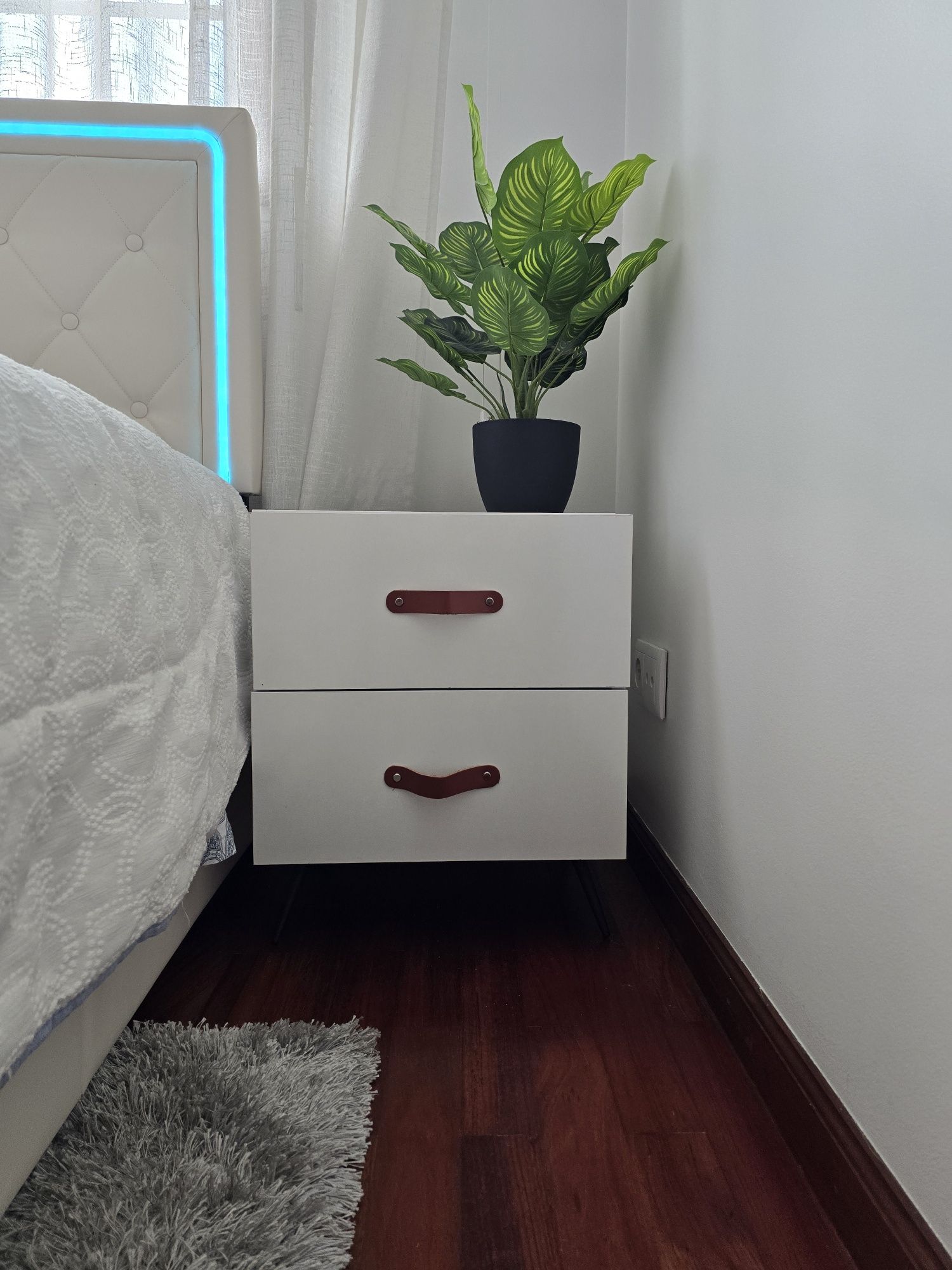 Cama 160x200 c/ mesas de cabeceira