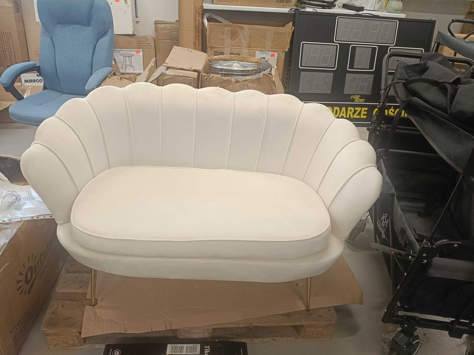 Kremowa aksamitna sofa dwuosobowa w stylu vintage