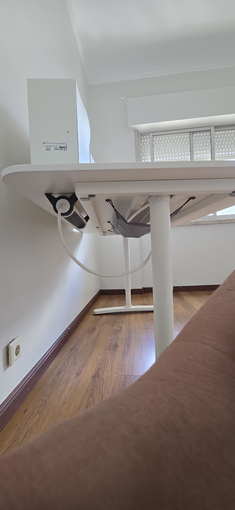 Mesa de escritório com tomada
