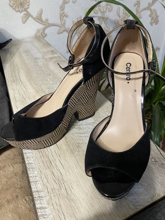 Женские босоножки на танкетке