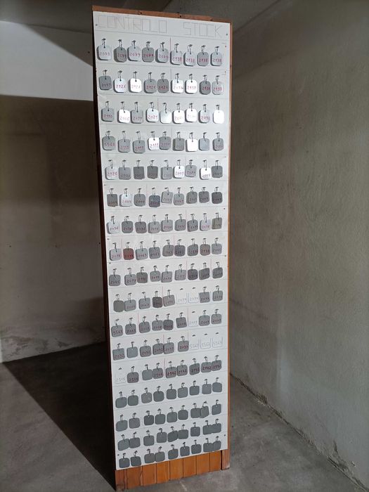 Placa madeira com chapas para controlo stock