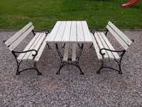 Meble ogrodowe/tarasowe stół i dwie ławki z podłokietnikiem.