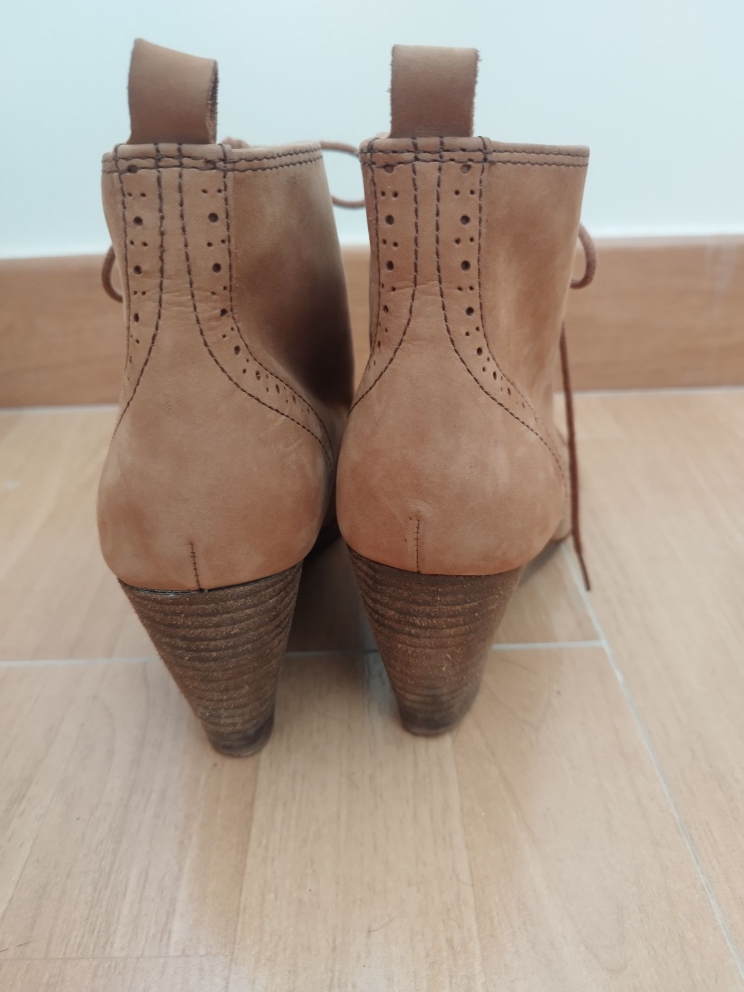 Lindos botas pelo tornozelo de camurça Esprit.Estado muito bom .Tamanh