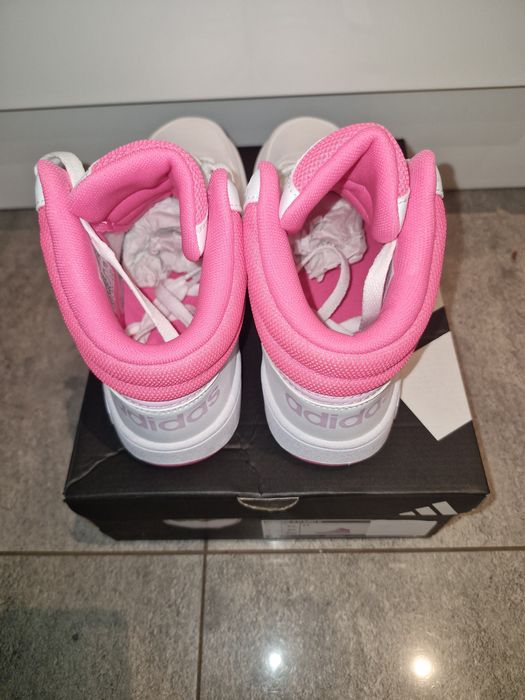 Sneakersy Adidas wybrane przez Genzie