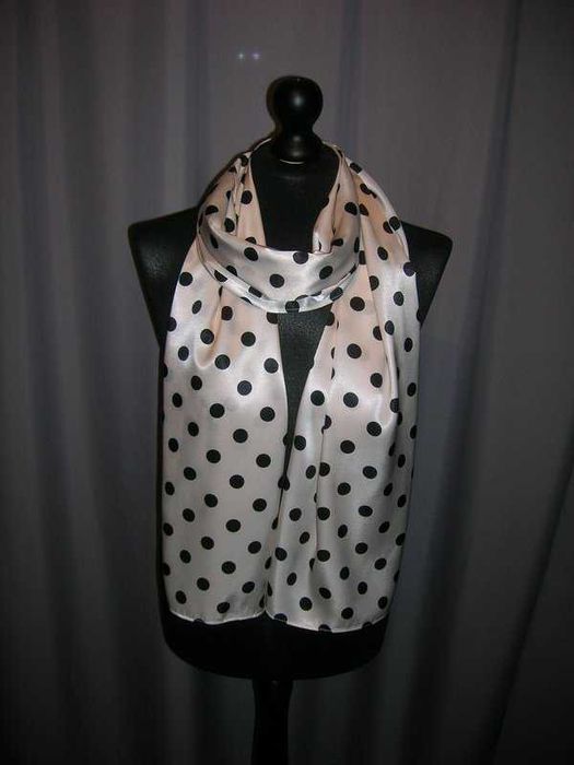 Apaszka, szal, satynowa biała, ecru w czarne grochy