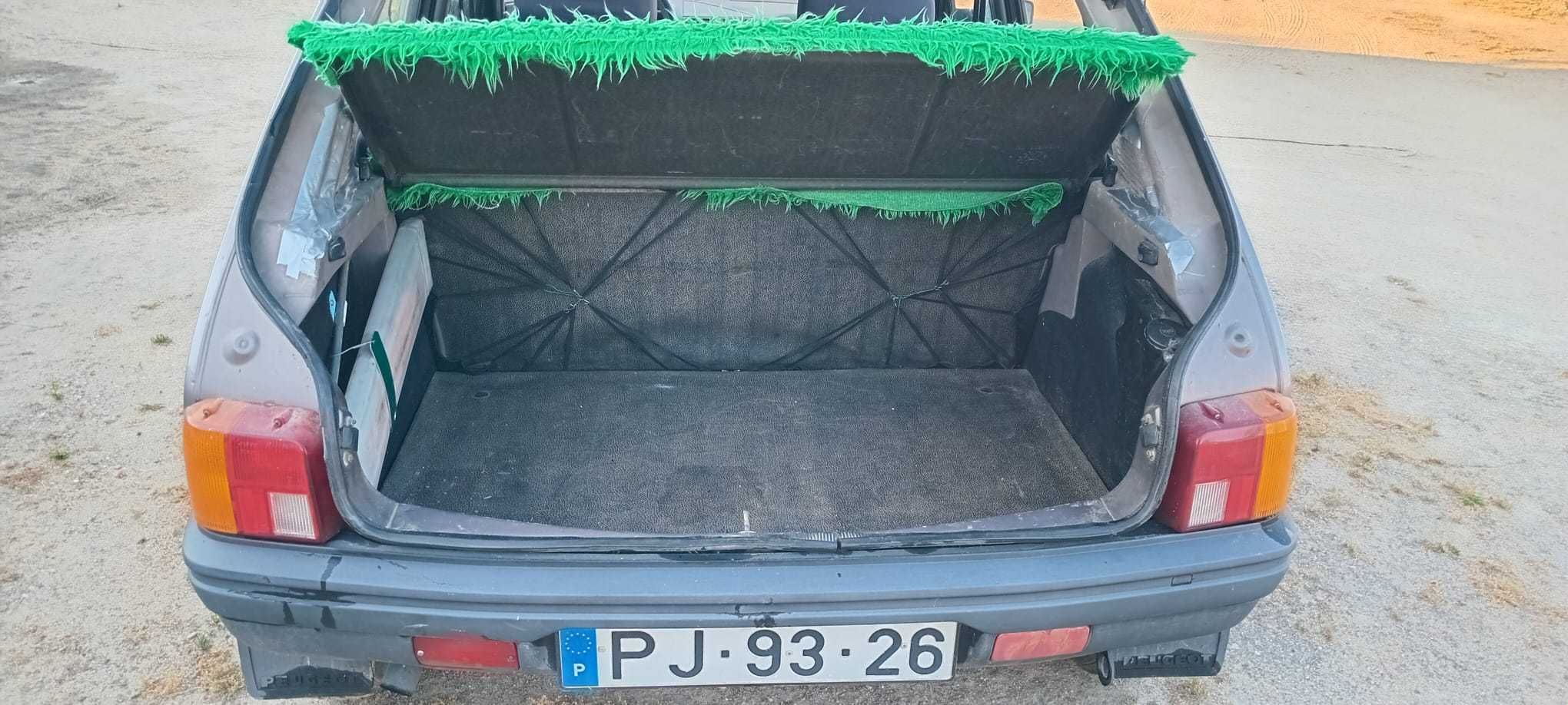 Peugeot 205 de 1988 em bom estado