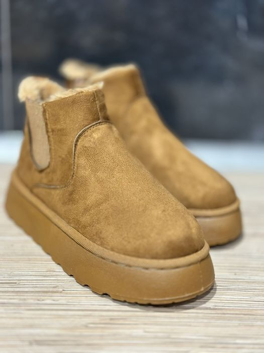 Уги рижого кольору