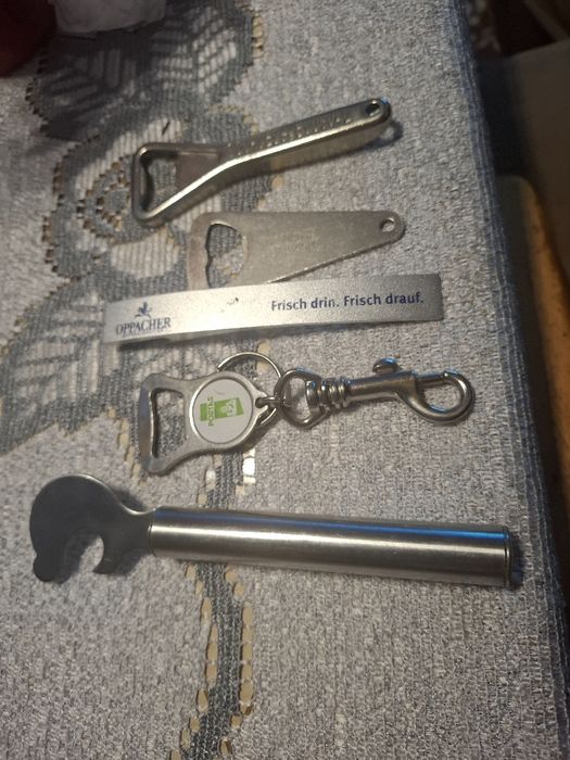 Zestaw metalowych otwieraczy do butelek, piwa