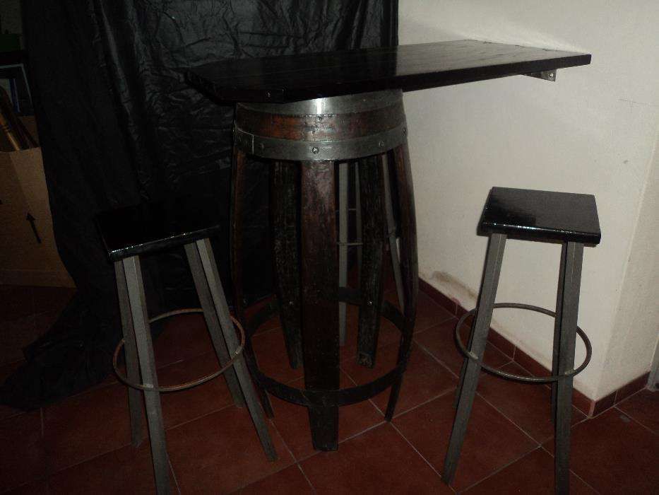mobiliário bar-Conjunto mesa rústica em forma de pipo e 3 bancos altos