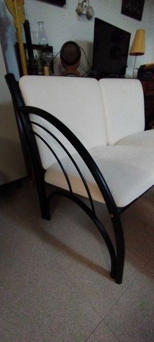 Conjunto 2 sofás base metálica