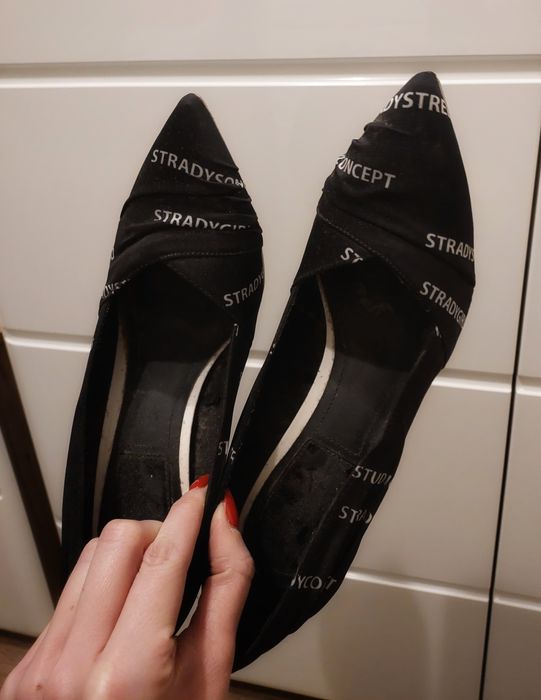 Stylowe, czarne czółenka z białymi napisami Stradivarius (39)