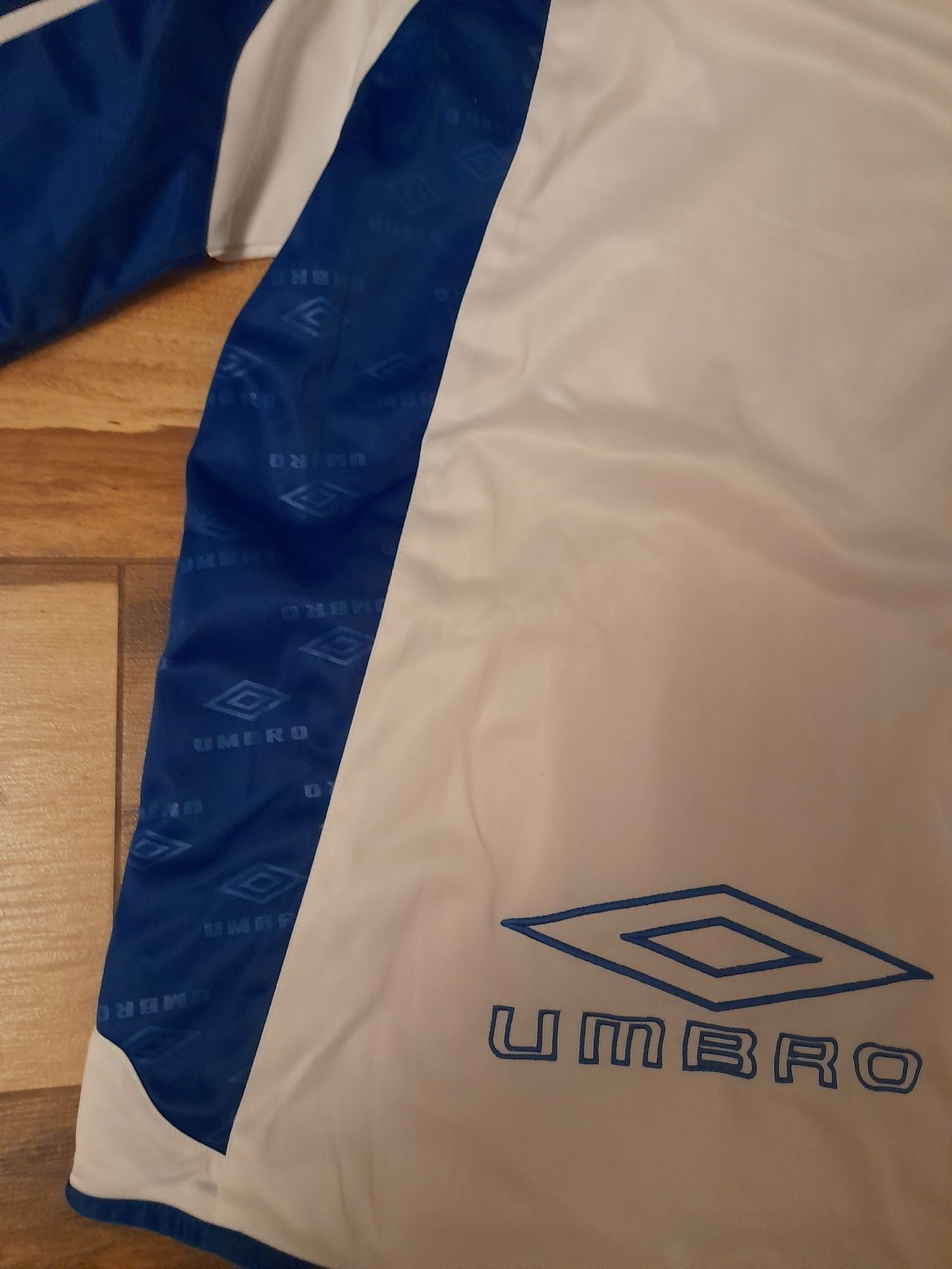 Fajna bluza Umbro z kapturem