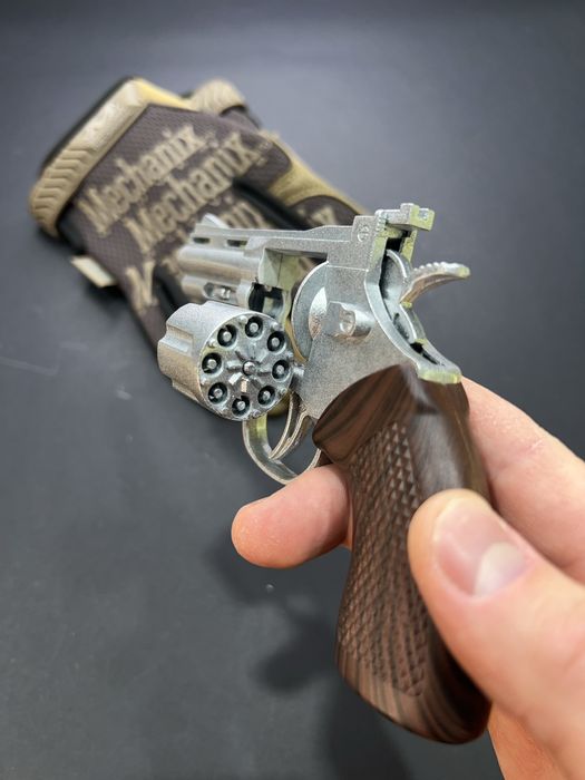 Металевий револьвер Colt на пістонах