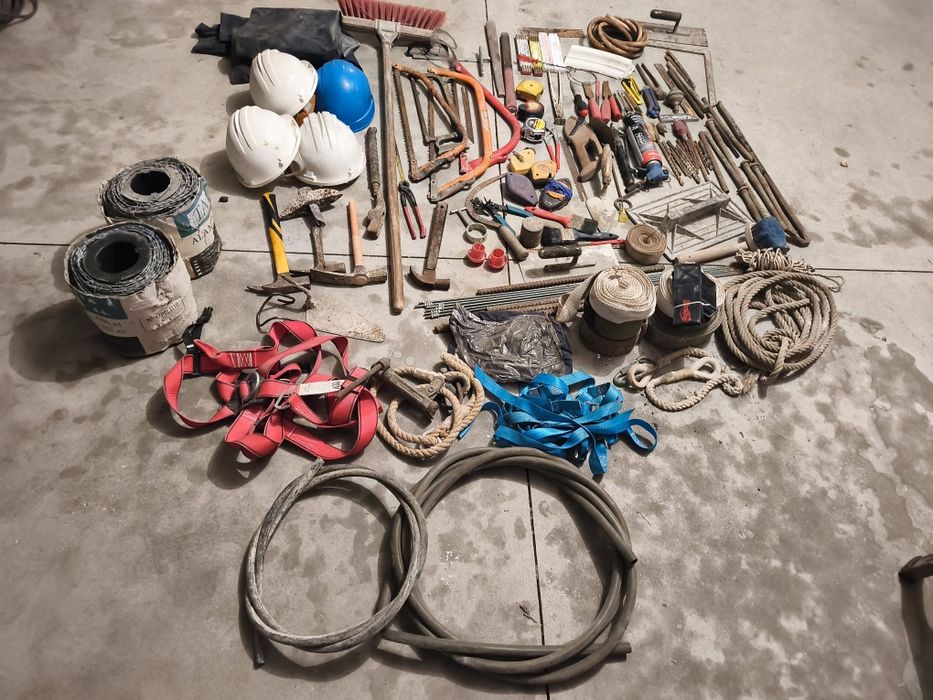 Lote de ferramentas e materiais de construção