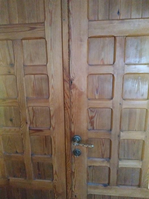 Sprzedam drewniane dwuskrzydłowe drzwi garażowe i