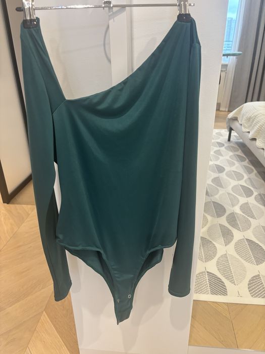 Новий зелений смарагдовий боді з асиметричним. Вирізом darico