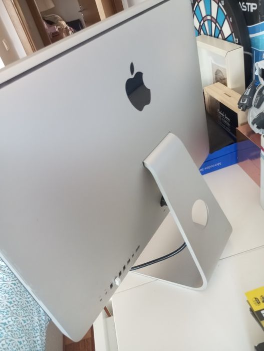 Apple computer with Magic Mouse64553123567745123