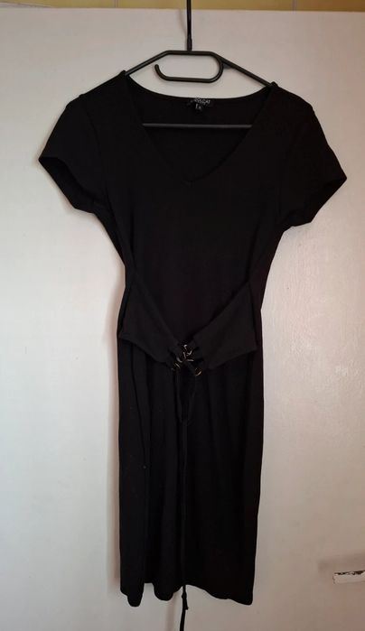 Sukienka czarna z wiązaniem w talii pasie