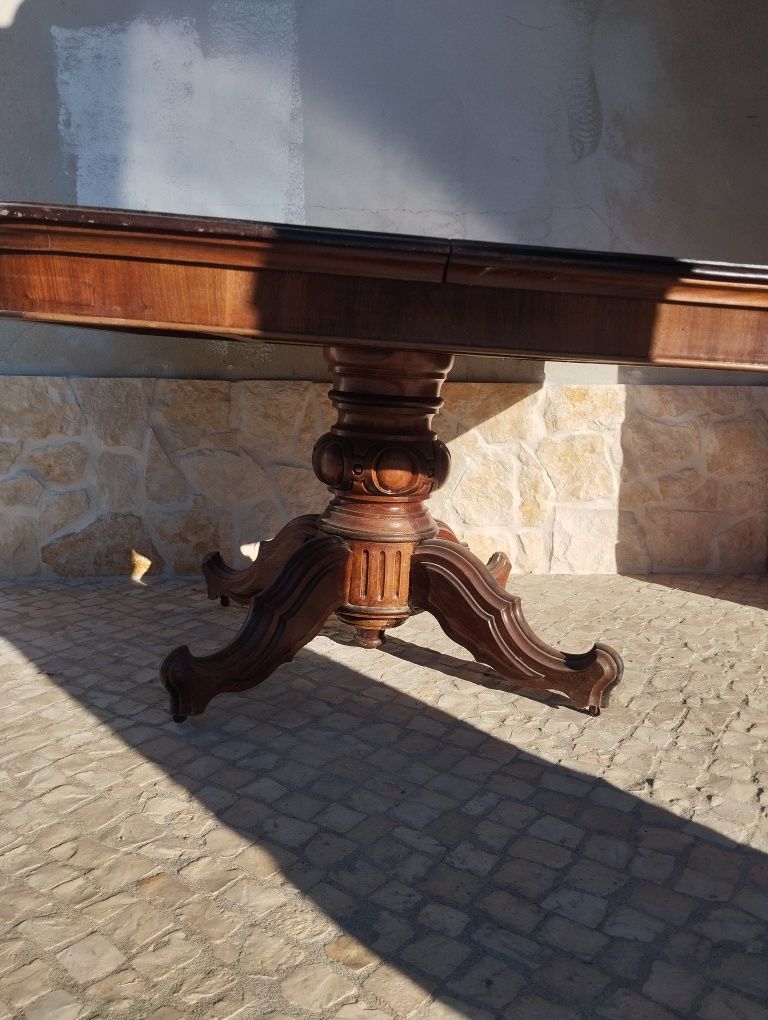 Mesa madeira maciça com pé trabalhado