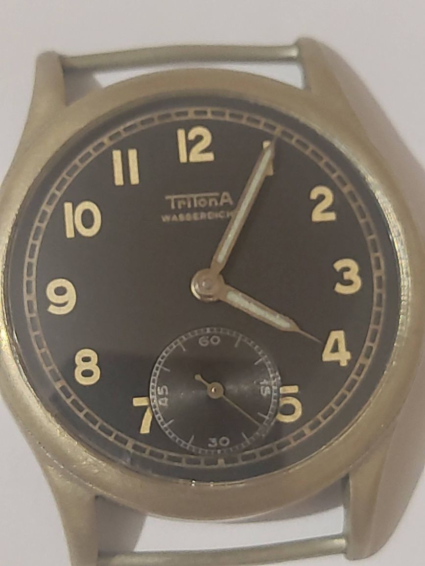 Швейцарський годинник Tritona