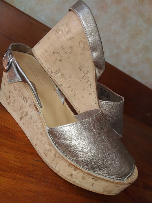 Золоті весільні шкіряні босоніжки NEXT на корковій платформі 40 розмір