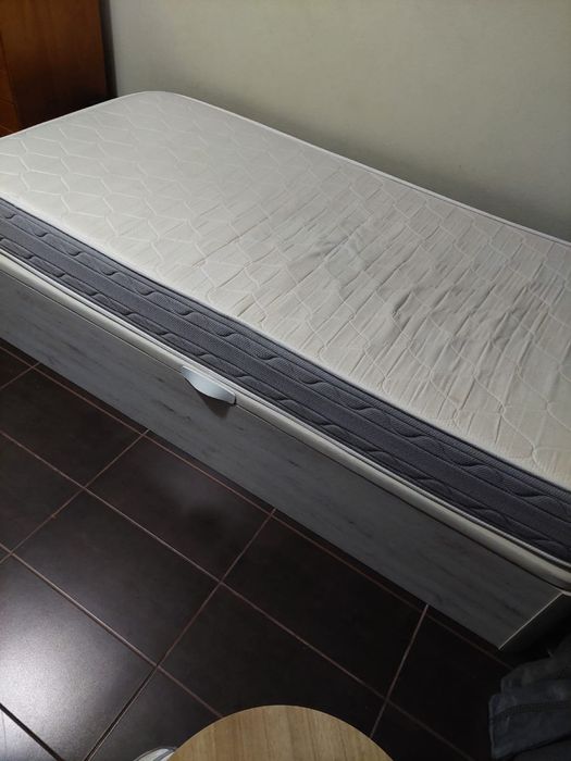 Cama sommier cinza