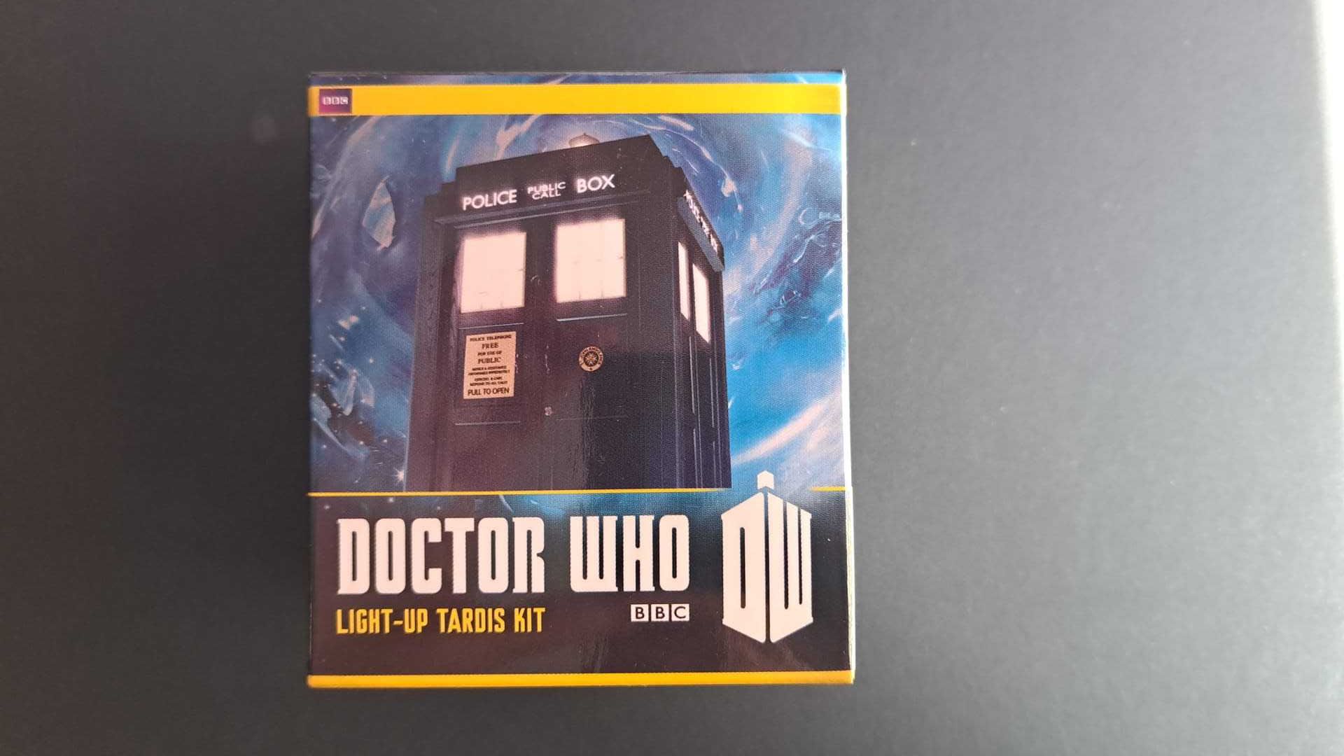 Doctor Who - Tardis com LUZ+ livrete - novo - PORTES GRÁTIS
