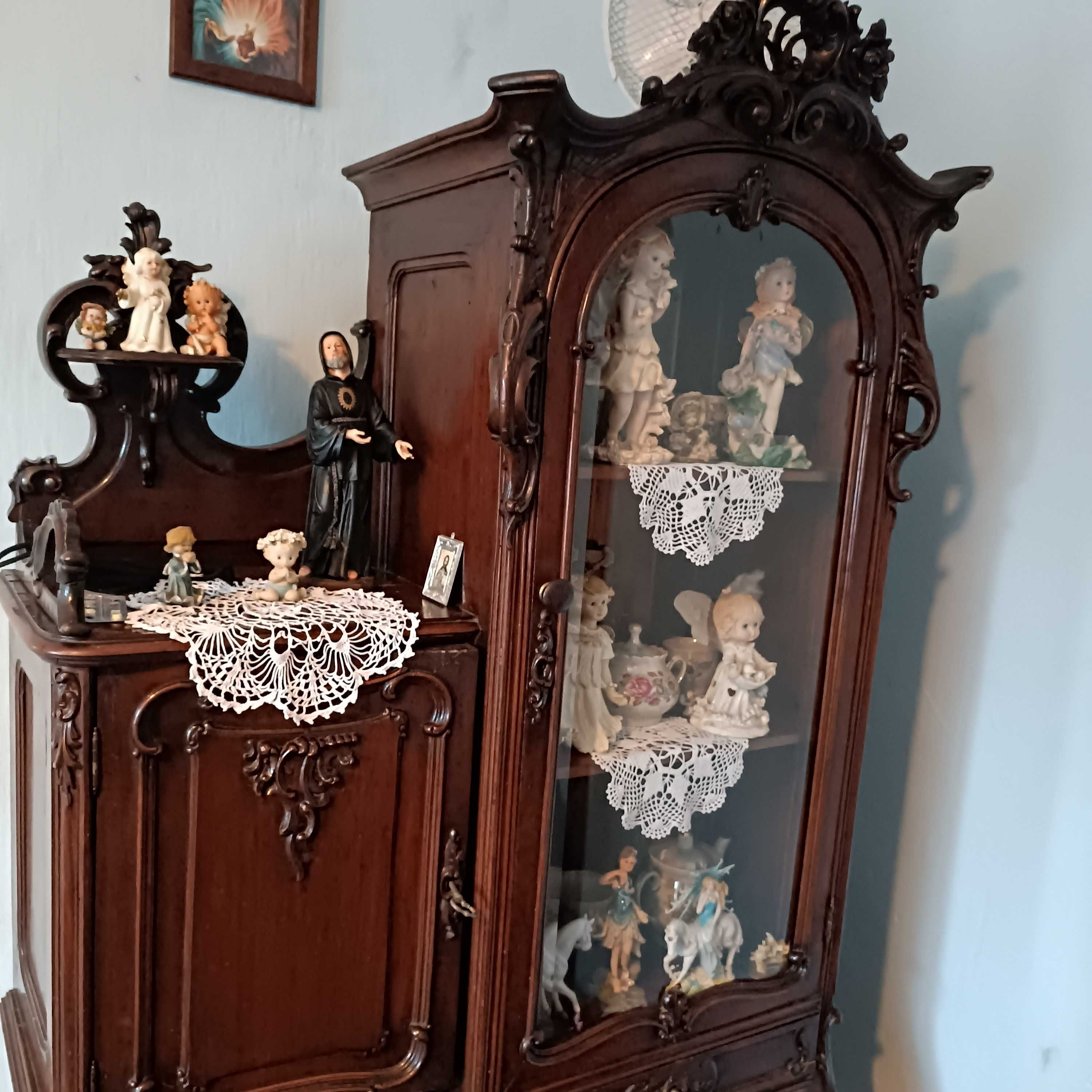 Старовинна вітрина сервант.