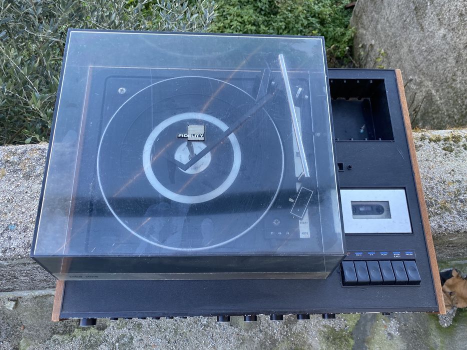 Giradiscos c/leitor de cassetes.