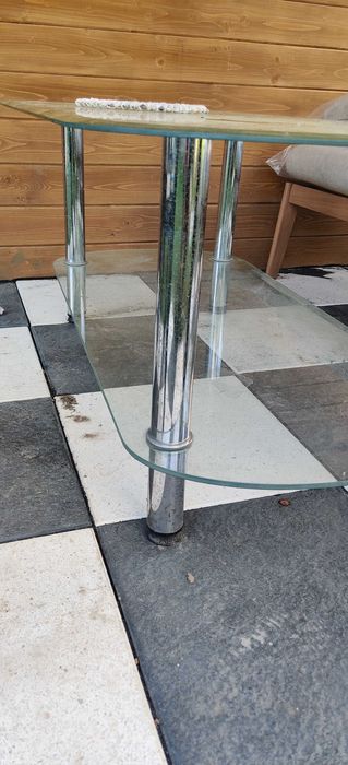 szklany stolik z 2 poziomami