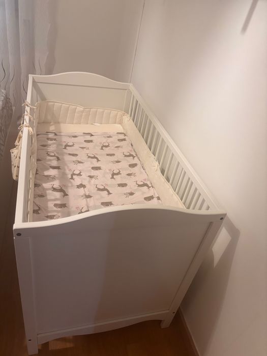 Berço de bebé + proteção + colchão