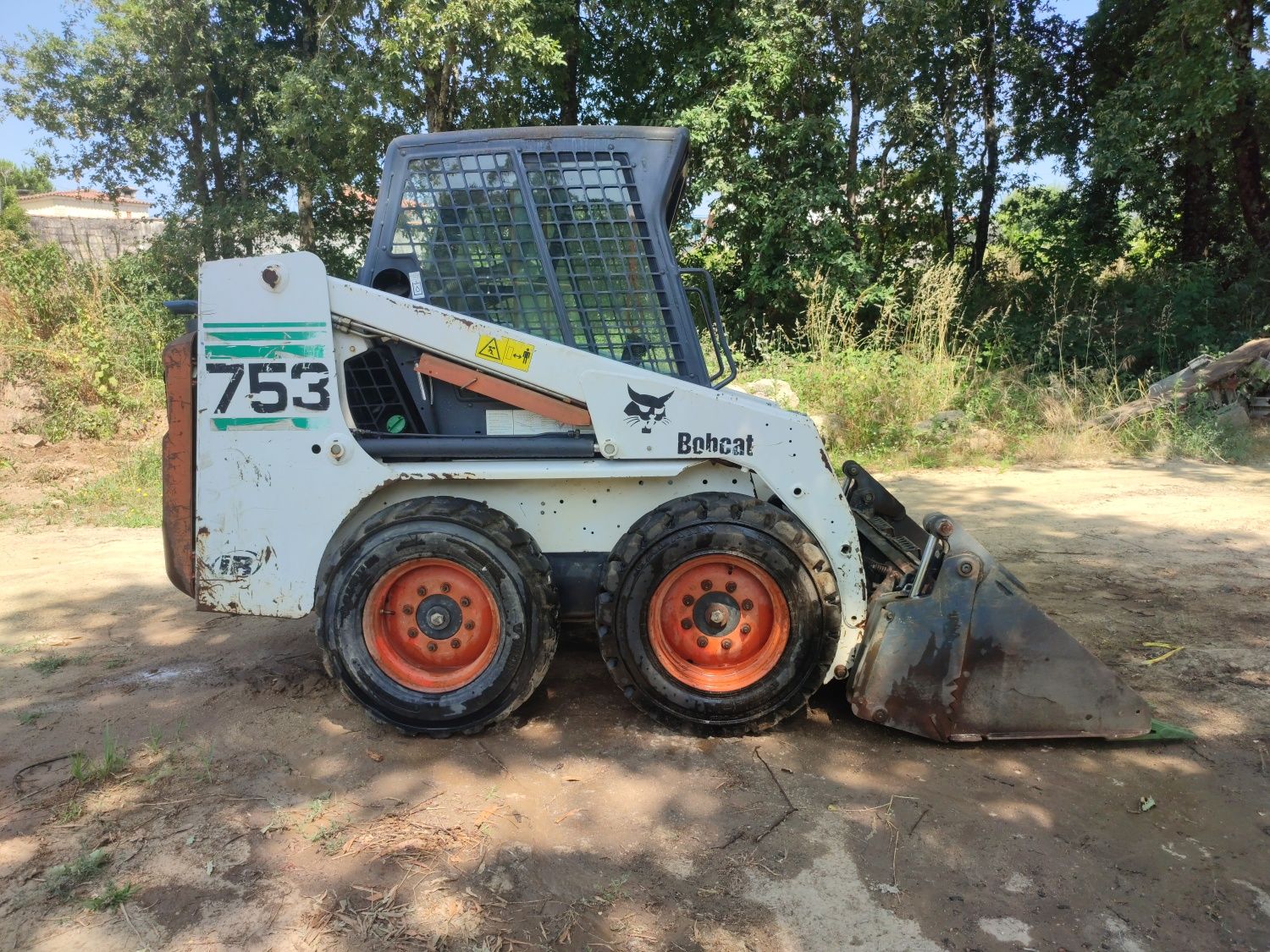BOBCAT 753_ Mini  Pá carregadora_ Semi Nova
