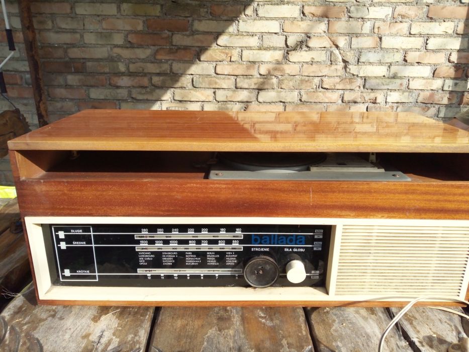 Gramofon z radiem Ballada 2267A – vintage PRL – stan nieznany

Sprzeda