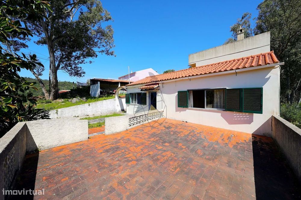 Moradia T4 + 1  com bastante potencial situada em Monchique