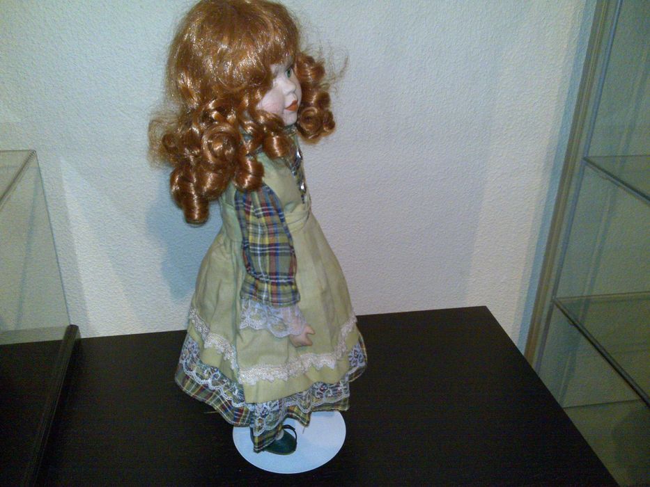boneca de porcelana antiga (com vestido tradicional, cabelo ruivo)