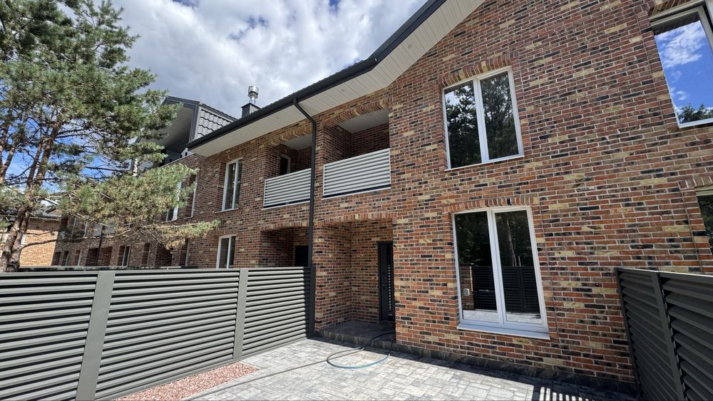 Таунхаус із чистовим наповненням у Стоянці біля рекреаційної зони