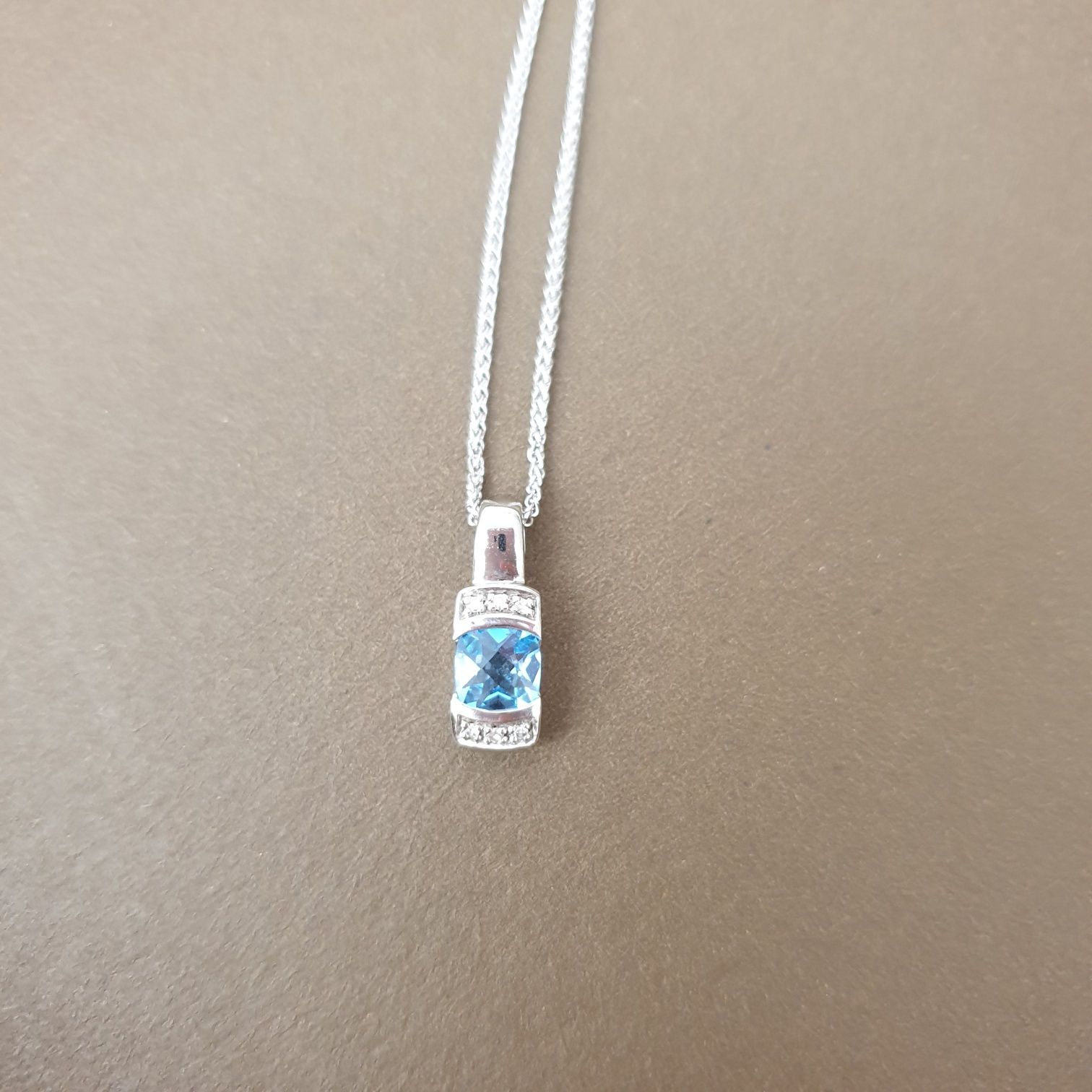 Wisiorek i łańcuszek białe złoto,  topaz blue