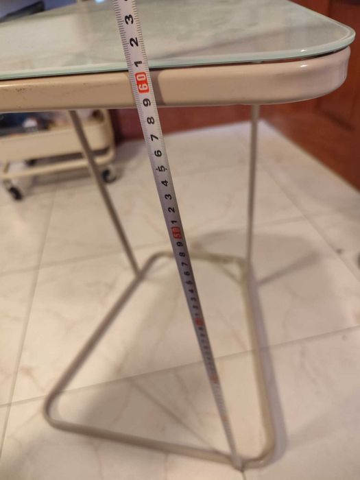 Mesa de apoio em vidro e metal – moderna e desmontável (60 cm)