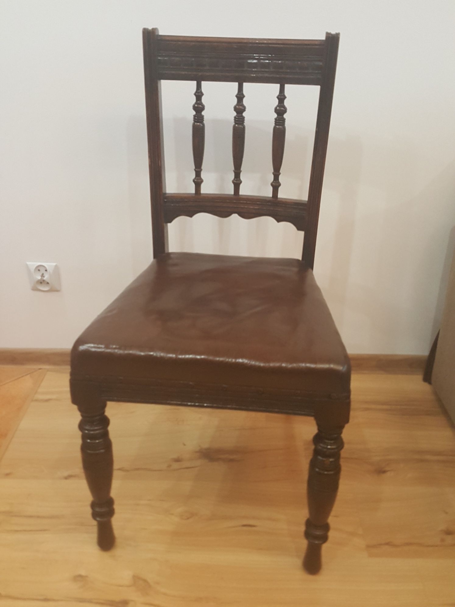 Antyk krzesla do odnowienia