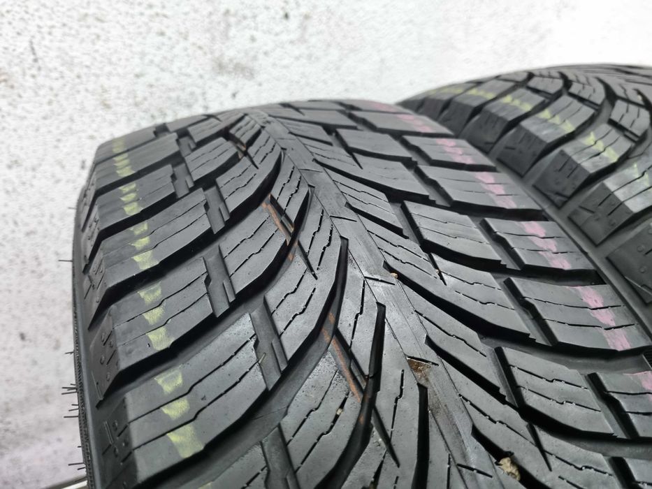 215/65/16C 109/107T Nokian SeasonProof C