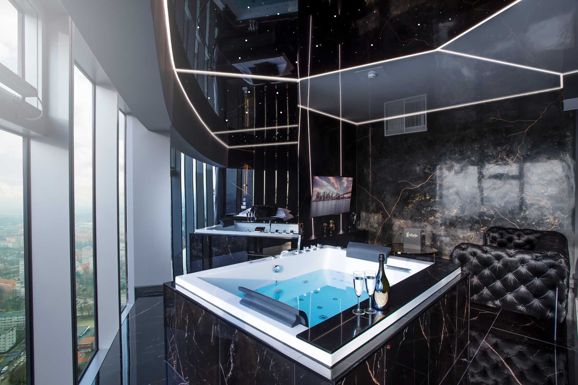 Luksusowy apartament z jacuzzi w Sky Tower