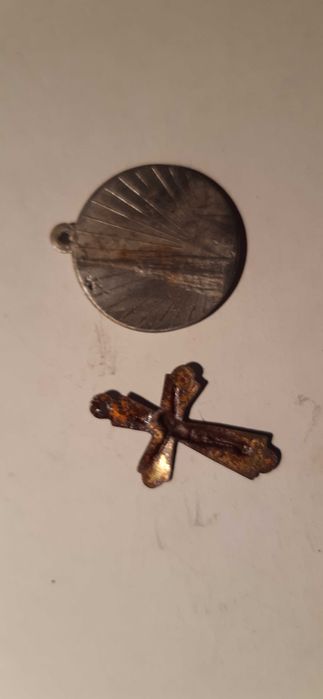 stare dewocjonalia , wisiorki świetych i krzyżyk pamiątka prl