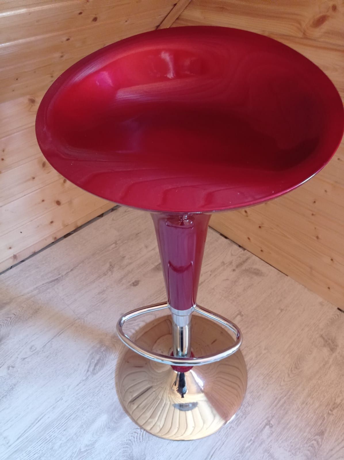 Krzesło -hoker barowy w kolorze czerwonym