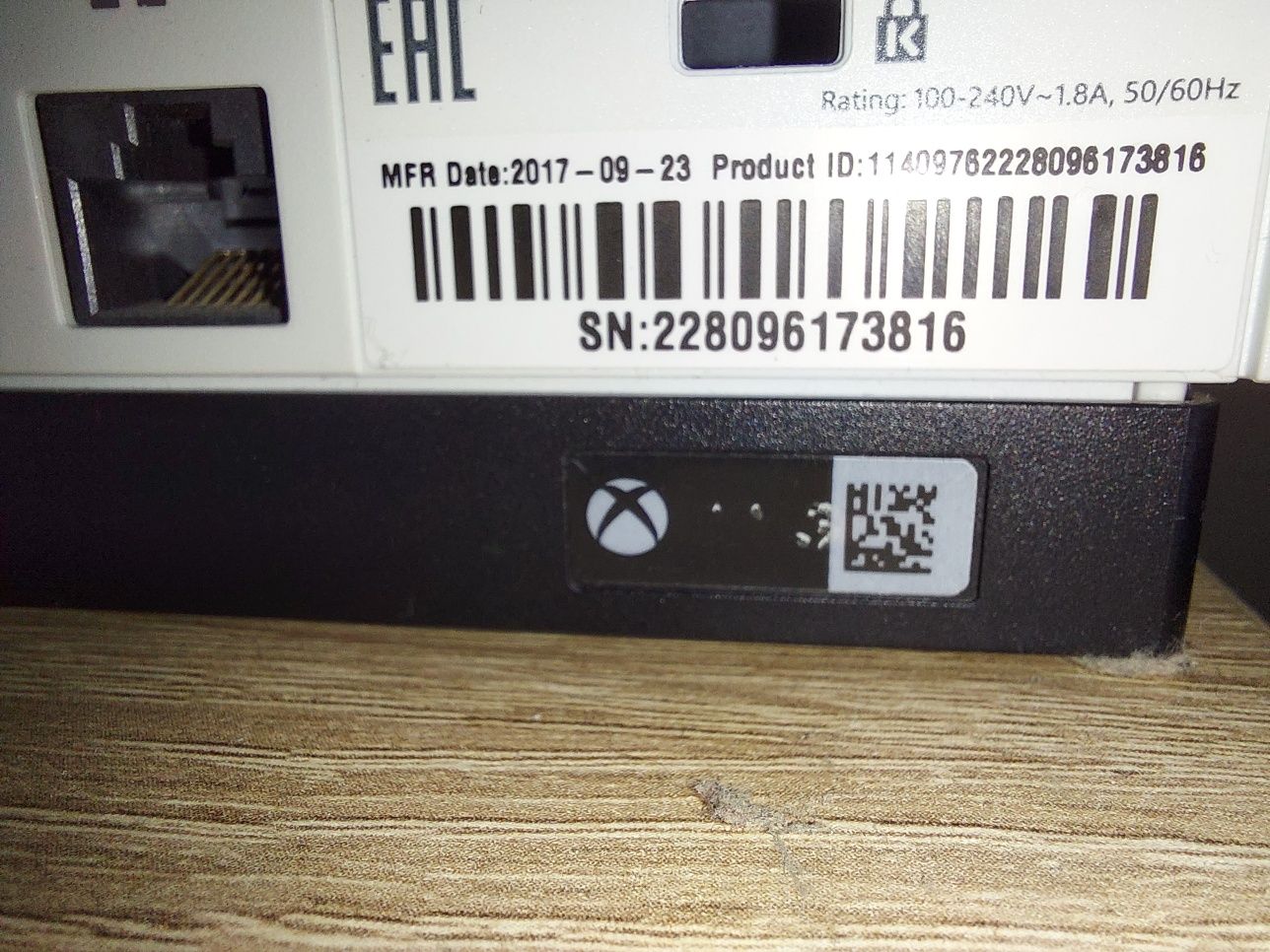 Xbox ONE S idealny stan jak nowa. 2 pady 3 gry